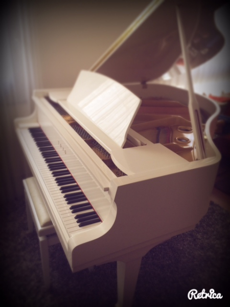 Photo : Piano quart de queue TOYO laque blanc NA148