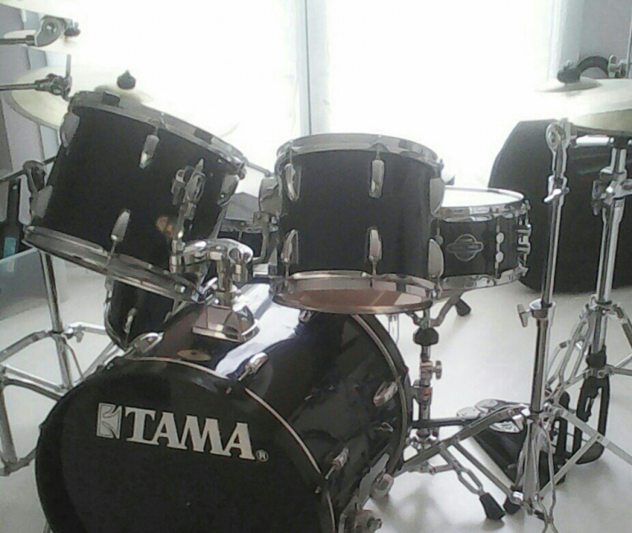 Photo : Batterie   TAMA  5 cymbales une double pedale