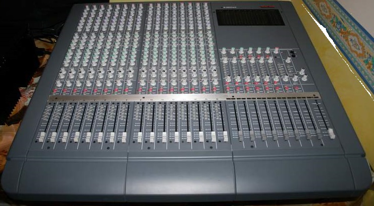 Photo : Tascam     M    2600 MKII