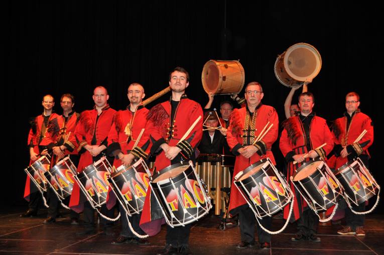 Photo : Spectacle Tambours Percussions rue scene TAG