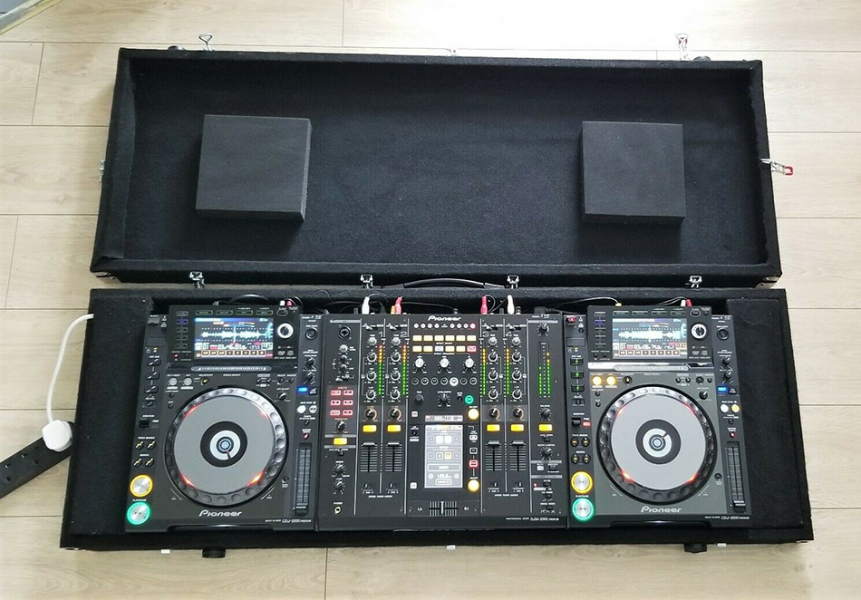 Photo : Pioneer    CDJ   2000 Nexus x2 + DJM 2000