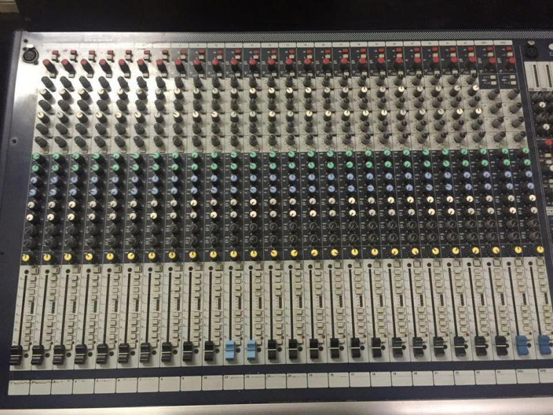 Photo : Console        SOUNDCRAFT GB4 32x8x4x2