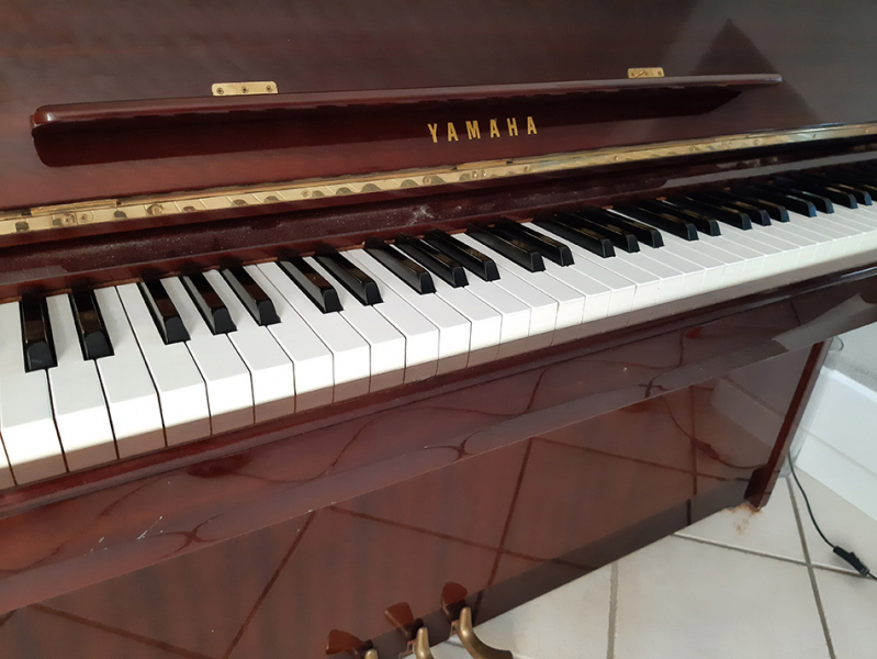 Photo : Piano droit YAMAHA