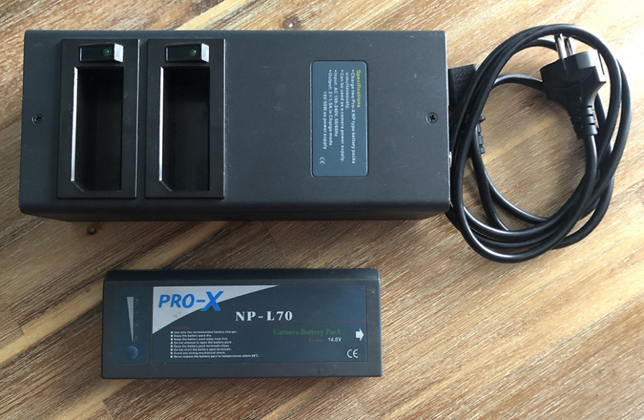 Photo : CHARGEUR         PRO X ET BATTERIE NP L70 