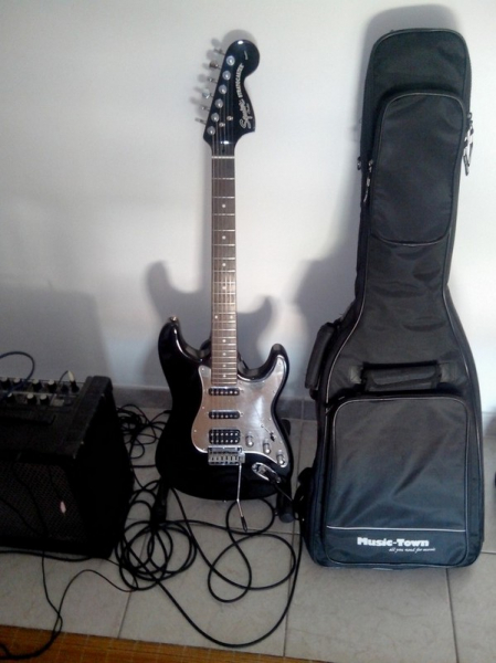 Photo : Squier    HSS    + Roland Cube