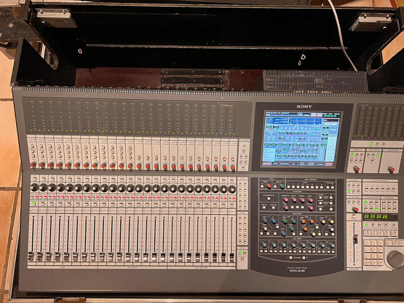 Photo : Console       Sony DMX R100 avec carte ext et Fly