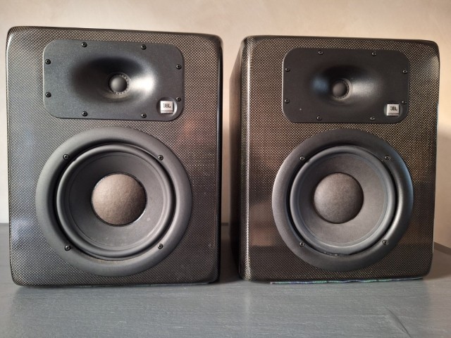 Photo : JBL            LSR 28P